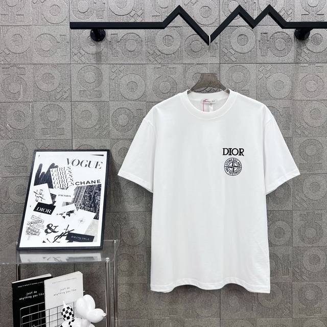 Dior 迪奥 精品 简约Logo字母联名石头岛标识立体胶工艺 330克圆领短袖T恤高克重 洗水面料 1:1原版开模 Logo标识精致升级，灵感源自八十年代复古