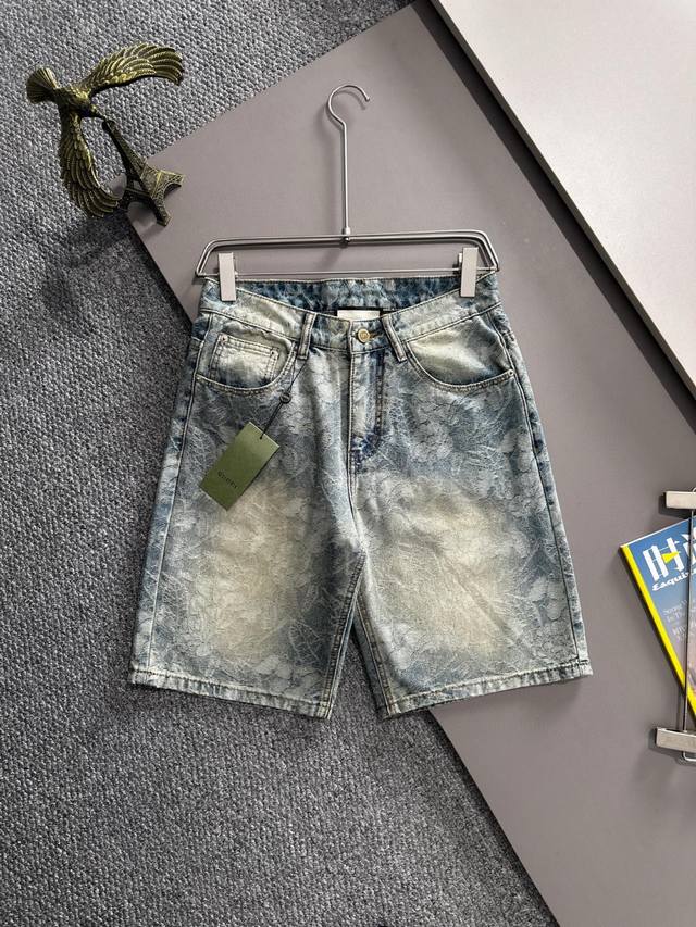 古驰2025夏季新品牛仔裤牛仔短裤，采用进口客供日本Denim平纹棉质牛仔面料梭织生产，三标齐全，顶尖的石磨水洗工艺让质感达到80年代的老味，柔软细腻舒适透气，
