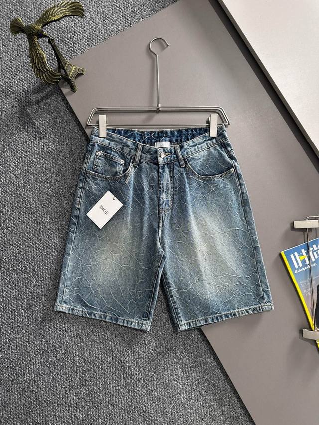Dior2025夏季新品牛仔裤牛仔短裤，采用进口客供日本Denim平纹棉质牛仔面料梭织生产，三标齐全，顶尖的石磨水洗工艺让质感达到80年代的老味，柔软细腻舒适透