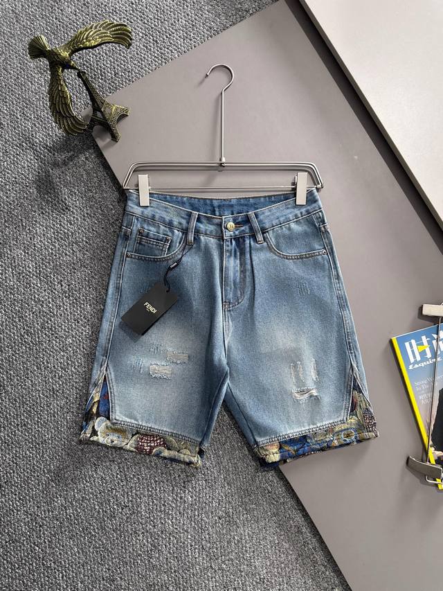芬迪2025夏季新品牛仔裤牛仔短裤，采用进口客供日本Denim平纹棉质牛仔面料梭织生产，三标齐全，顶尖的石磨水洗工艺让质感达到80年代的老味，柔软细腻舒适透气，