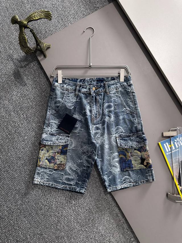 Lv2025夏季新品牛仔裤牛仔短裤，采用进口客供日本Denim平纹棉质牛仔面料梭织生产，三标齐全，顶尖的石磨水洗工艺让质感达到80年代的老味，柔软细腻舒适透气，
