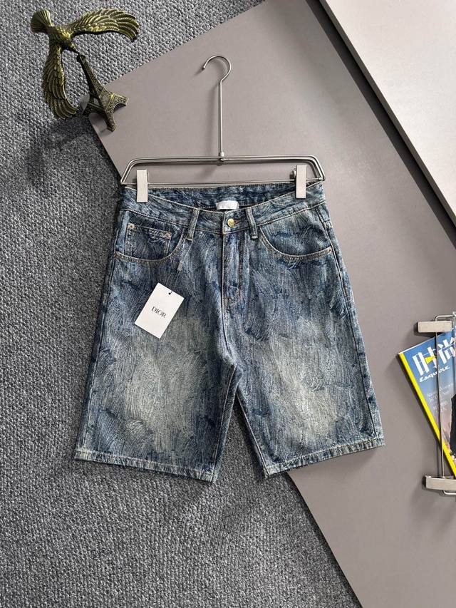 芬迪2025夏季新品牛仔裤牛仔短裤，采用进口客供日本Denim平纹棉质牛仔面料梭织生产，三标齐全，顶尖的石磨水洗工艺让质感达到80年代的老味，柔软细腻舒适透气，
