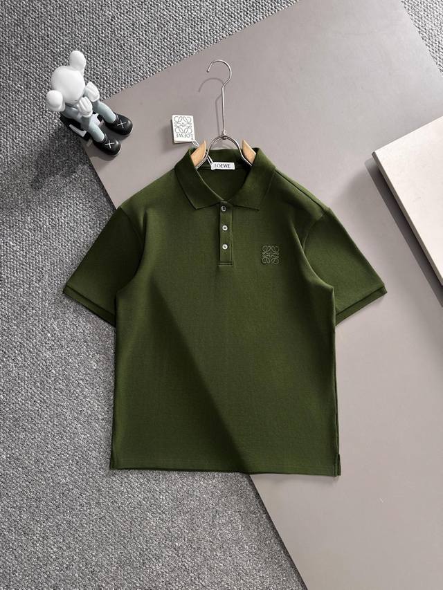 Loewe罗意威* 2025春夏款上新 原高版本 罗意威Polo衫 面料采用290克高密度纯棉珠地面料 不变形 不缩水 工艺介绍：双线走位 胸口Prada采用进