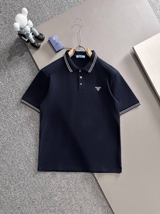 Prada* 2025春夏款上新 原高版本 普拉达Polo衫 面料采用290克高密度纯棉珠地面料 不变形 不缩水 工艺介绍：双线走位 胸口Prada采用进口精密