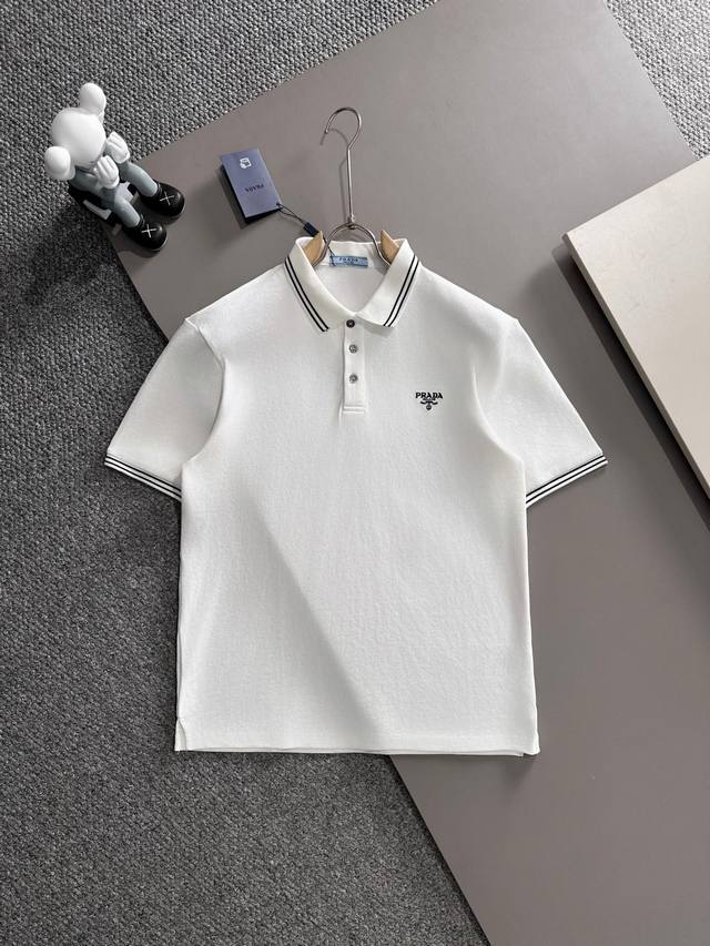 Prada* 2025春夏款上新 原高版本 普拉达Polo衫 面料采用290克高密度纯棉珠地面料 不变形 不缩水 工艺介绍：双线走位 胸口Prada采用进口精密