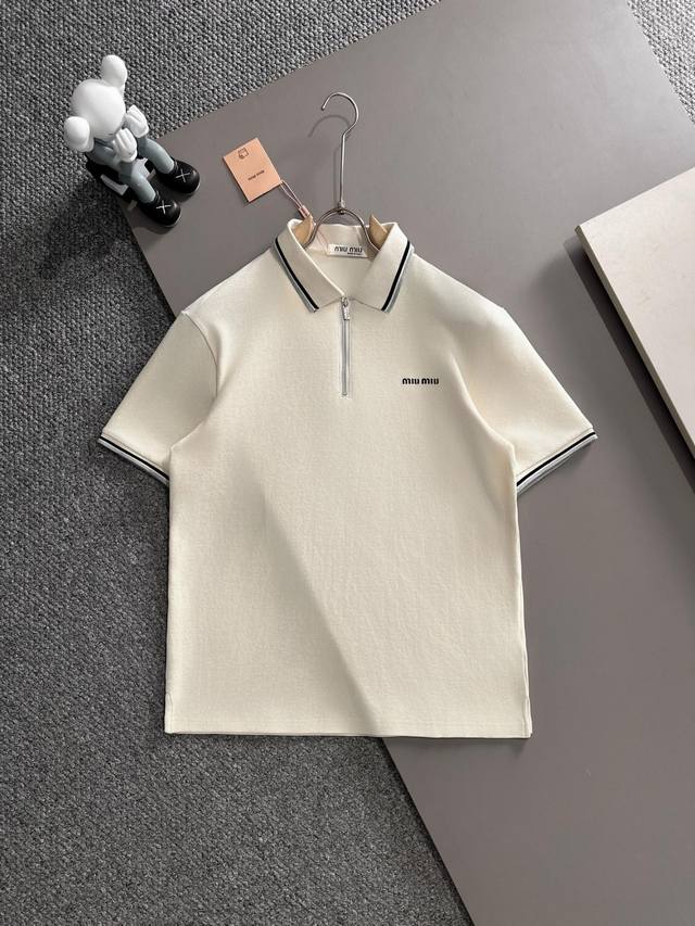 Miu Miu* 2025春夏款上新 原高版本 Miu Miu Polo衫 面料采用290克高密度纯棉珠地面料 不变形 不缩水 工艺介绍：双线走位 胸前Logo