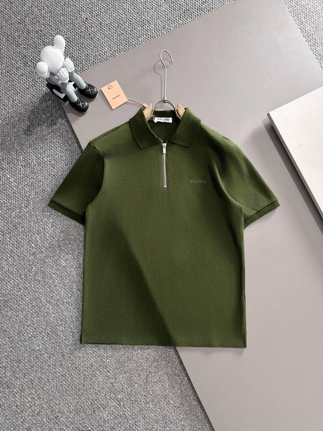 Miu Miu* 2025春夏款上新 原高版本 Miu Miu Polo衫 面料采用290克高密度纯棉珠地面料 不变形 不缩水 工艺介绍：双线走位 胸前Logo