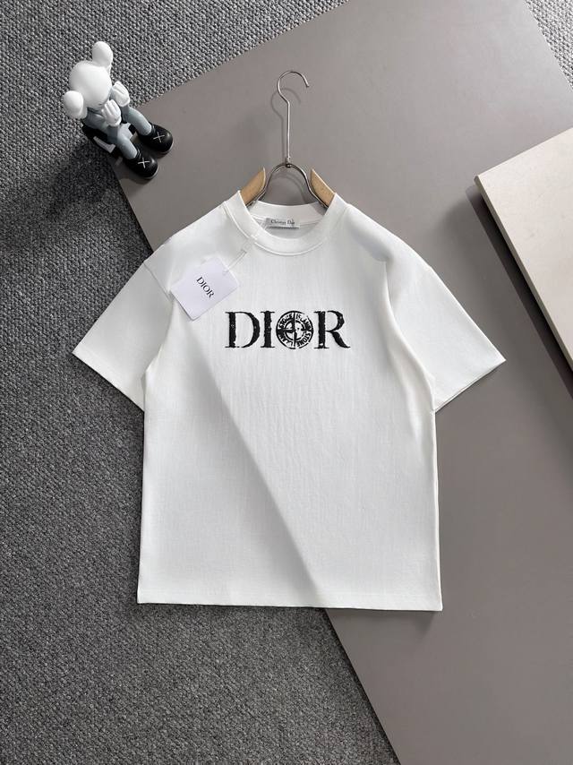 Dior迪奥* 2025春夏款上新 原高版本 迪奥 限定 面料采用270克高密度纯棉 不变形 不缩水 工艺介绍：双线走位 前幅采用发泡印花 颜色：白色 Size