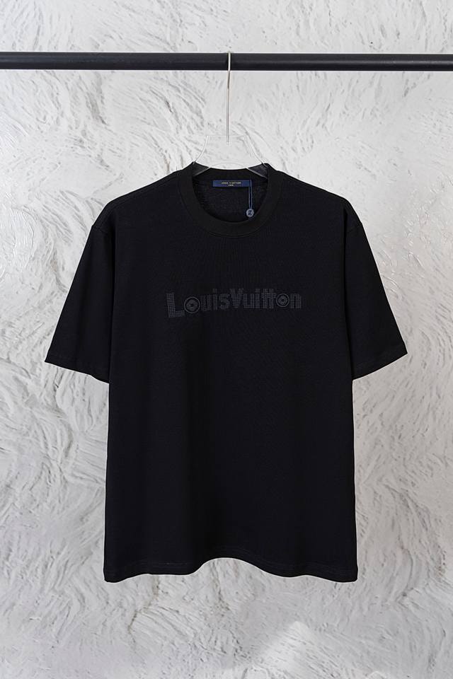 路易威登 Lv 25Ss新款 刺绣圆领短袖T恤 高版本 高品质 270克双纱面料 优质高端面料 做工精细 独特设计 代工厂P出品， 送人自己穿都非常显档次， 亲