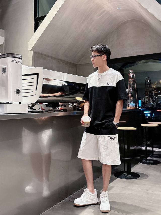 品牌 Dior迪奥 2025圆领短袖短裤套装 纯棉面料上身不会闷热，爽滑舒适的亲肤效果更加透气，面料自带肌理感 经典徽标工艺 独有的角度全新演绎 时尚百搭首选！