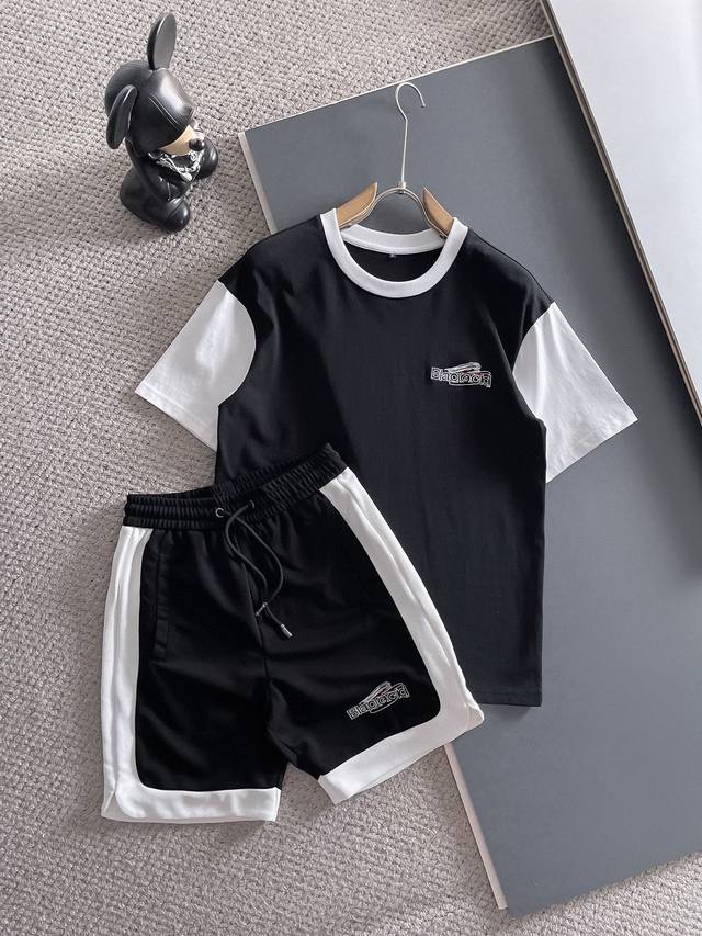 品牌 Balenciaga巴黎世家 2025圆领短袖短裤套装 纯棉面料上身不会闷热，爽滑舒适的亲肤效果更加透气，面料自带肌理感 经典徽标工艺 独有的角度全新演绎