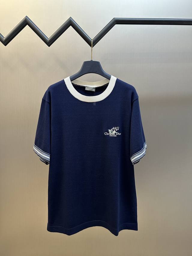 Dior 撞色圆领铃兰花刺绣短袖 采用40支双股精梳棉面料，进口织机Santonll14针编织，进口刺绣，毛料酵洗。合身版型 Size：S M L Xl