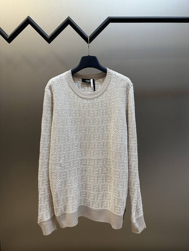 Fendi 套头羊毛毛衣 定染绵羊毛混纺面料，采用进口织机 7针 编织，毛料提花，定制1:1纽扣 Size：48.50.52.54