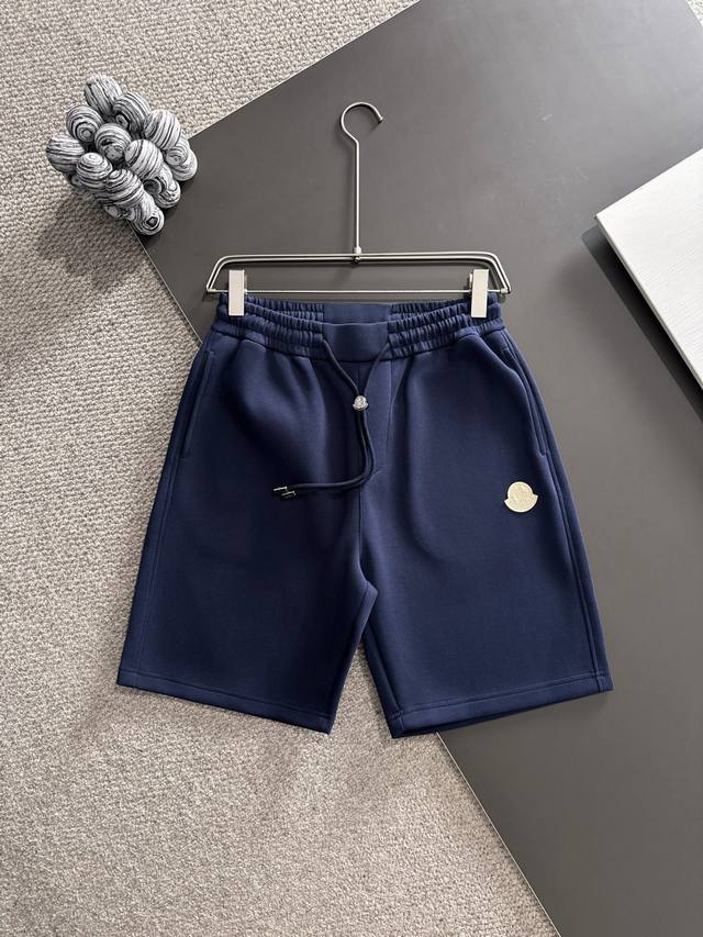 Moncler* 市场独家品质 爆款 2025夏款裤子上新 原高版本 蒙口 面料采用350克高密双面华面定制面料 不变形 不缩水 立体垂感爆表 工艺介绍：前幅采