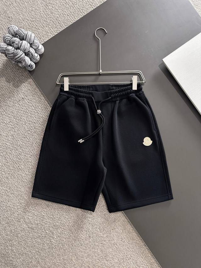 Moncler* 市场独家品质 爆款 2025夏款裤子上新 原高版本 蒙口 面料采用350克高密双面华面定制面料 不变形 不缩水 立体垂感爆表 工艺介绍：前幅采