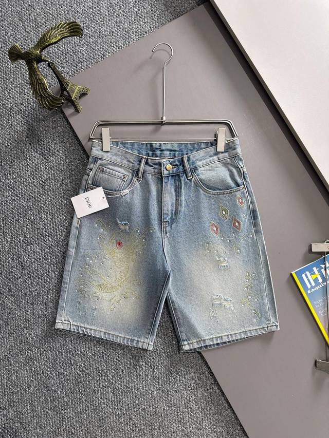Dior迪奥2025夏季新品牛仔裤牛仔短裤，采用进口客供日本Denim平纹棉质牛仔面料梭织生产，三标齐全，顶尖的石磨水洗工艺让质感达到80年代的老味，柔软细腻舒