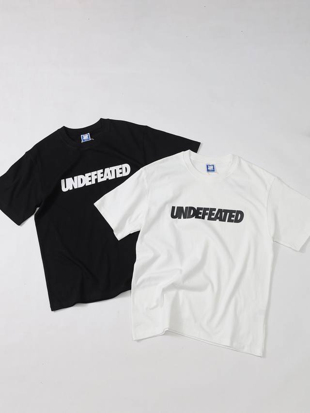 款号[U19] 特价清货不退不换 黑色全码白色全码 Undefeated五条杠经典落肩宽松短袖 260G全棉双纱面料定染同色螺纹 胸前数码直喷印花 前后胸立体裁