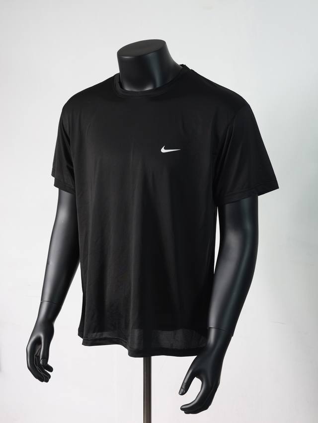 款号[N1] Nike速干短袖上身无敌好看，适用于多种场合，胸口印花小Logo简单百搭 定制面料！这种面料舒适弹力面料，可有效阻尘，阻油，时刻保持衣物表面的清洁