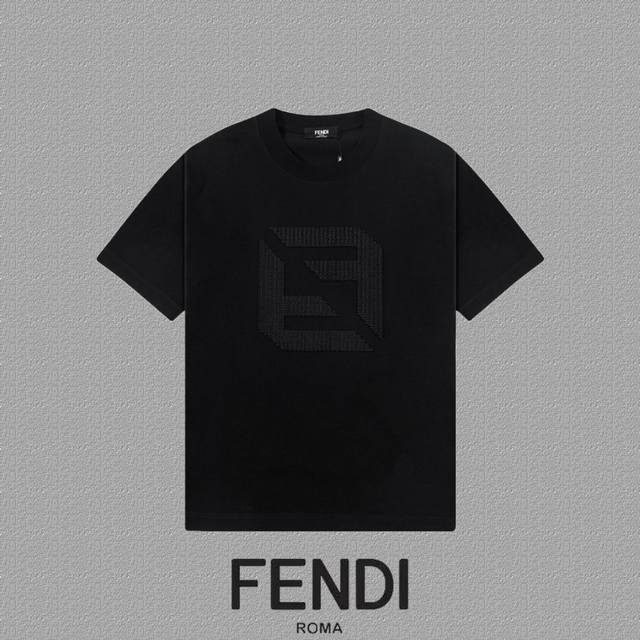 Fendi 芬迪] 2025Fw短袖T恤 拱桥绣中空绣 高端26S双纱300克面料 重磅面料 定制拉架罗纹同缸同染 三标齐全 男女同款 颜色：黑色 白色 尺码：