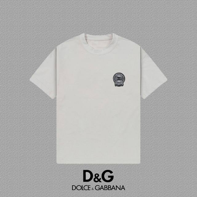 Dg 杜嘉班纳] 2025Fw短袖T恤 徽章字母 高端26S双纱300克面料 重磅面料 定制拉架罗纹同缸同染 三标齐全 男女同款 颜色：黑色 白色 灰色 尺码：