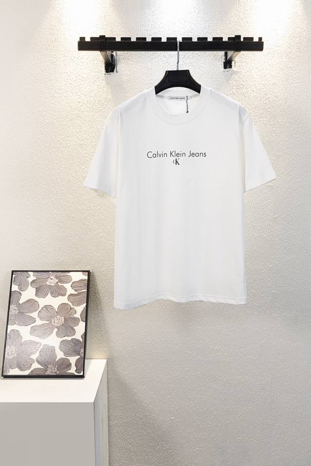 顶级版本 款号:C016 品名：Calvin Kleinck 男女情侣休闲圆领短袖T恤，印花+刺绣一体的工艺，成本增加耗时耗力。 260G高克重莱卡面料质感非常
