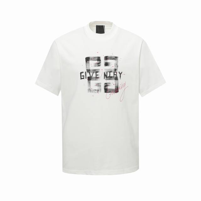 Givenchy 纪梵希图案印花短袖 定制面料洗水后280克重双纱 %精梳全棉面料 印花工艺，螺纹定织定染无色差 出入专柜无压力，通肩拉条工艺 增加衣物清洗寿命