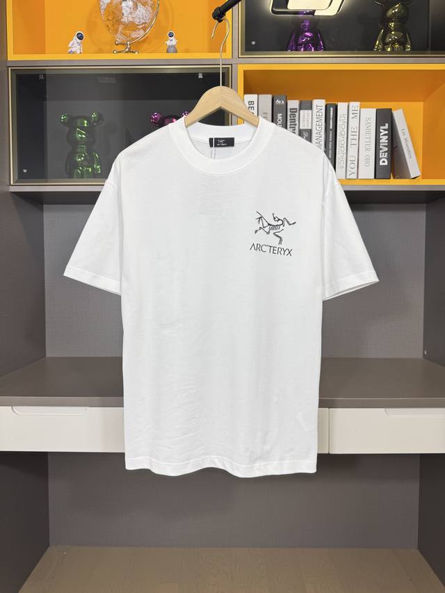 Arc’Teryx始祖鸟Arc25Ss 采用60支双股 胸前字母Logo刺绣 280G全棉面料。上身透气，绝不起球，手感柔软舒适，全衣平车走线立体剪裁。胸前Lo