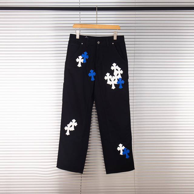 Chrome Hearts 克罗心伐木黑牛仔拼白蓝多皮爆款牛仔裤 Ch牛仔裤均需要成品水洗后再拆开手工订绵羊皮十字皮再拼接完成 整件工艺多到说不清 贴布十字花点