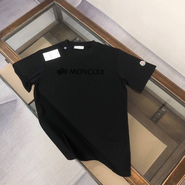 Moncler 蒙口 2025夏季新款短袖T恤 蒙口品牌，以精湛的工艺和独特的设计，赢得了广大消费者的喜爱。这款夏季新款T恤，以其立体字母植绒设计展现出品牌的个