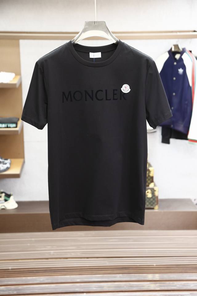 蒙口 Monc&Ler 春夏男装正面饰品牌字母植绒Logo短袖T恤，胸前字母由植绒印花设计加以经典毡艺刺绣章仔徽标彰显品牌辨识度，定制高支高密80支双丝光棉面料