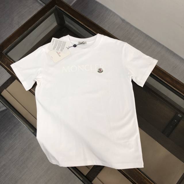 Moncler 蒙口 新款男士圆领短袖 情侣T恤 春夏新品 高品质 时尚百搭潮款 定制进口面料 穿着舒适 透气 时尚不失个性 上身休闲随性 帅气有型 彰显大牌气