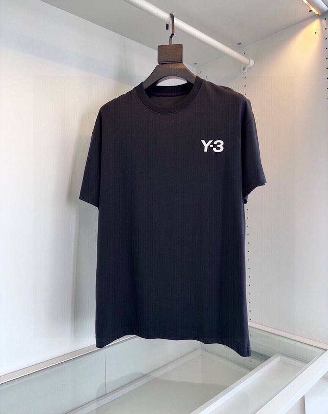 山本*司Y3 经典基础款 微轮廓立体裁剪圆领T恤，领口微微贴合颈部，整体上身时尚 潮流，设计上标志Y3印花点缀，面料采用高支纯棉质地，亲肤透气，有骨感，上身挺括