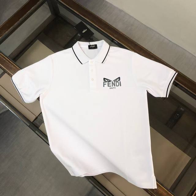 Fendi 芬迪 2025春夏最新，官网最新款男士短袖翻领Polo衫，高端定制进口丝光珠地棉面料 穿着舒适、丝滑透气 、 胸前品牌标志 百搭商务休 闲款 让您时