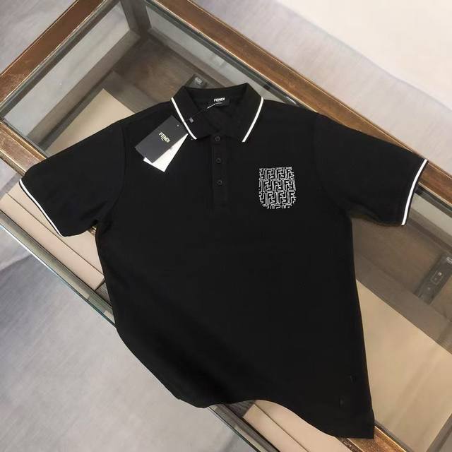 Fendi 芬迪 春夏最新，官网最新款男士短袖翻领Polo衫，高端定制进口丝光珠地棉面料 穿着舒适、丝滑透气 、 胸前品牌标志 百搭商务休 闲款 让您时尚休闲与