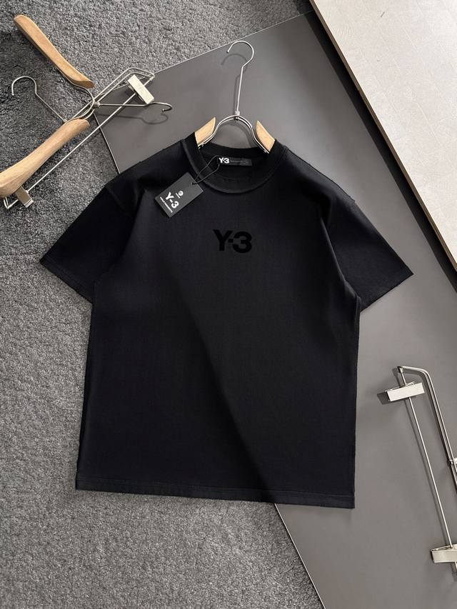 Y-3 夏天最新款圆领时尚短袖T恤，官网同步，专柜纯棉面料！贴肤舒适，耐看又好穿，经典简约Logo设计，原厂工艺一丝不苟，型男必备单品 码数S-Xl