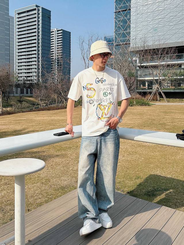 Lv25Ss夏季新款手绘短袖T恤！专柜同步，每一件都是纯手工画制而成.独特的Logo 个性艺术系列全网独家首发 百搭款细节处理完美240克纯棉面料十分精致 原版