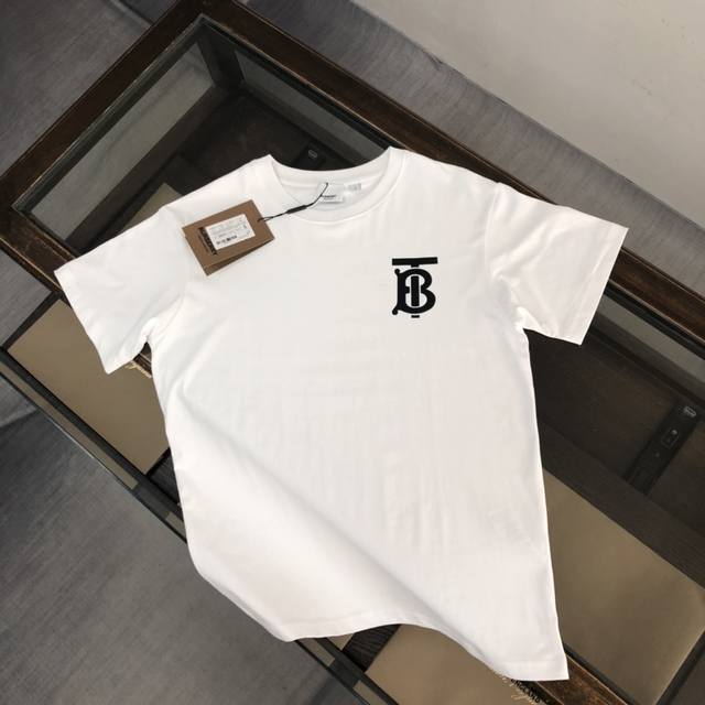 Burberry 巴宝莉 经典圆领短袖T恤，经典Logo徽章印花，宽松版型的 T 恤衫，原版定制面料，纯棉的高支数面料整体的触感极为舒适，亲肤效果也是极佳。且O