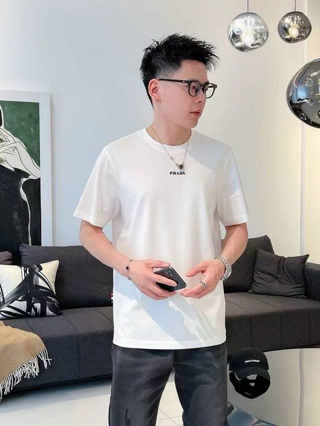 普拉达 短袖系列 季度：2025春夏 颜色：黑色 白色 灰色 尺码: M-3Xl 版型：阔版 工艺：图案直喷印胶工艺经典元素与创新 每年必爆的一个款，冰感凉爽触