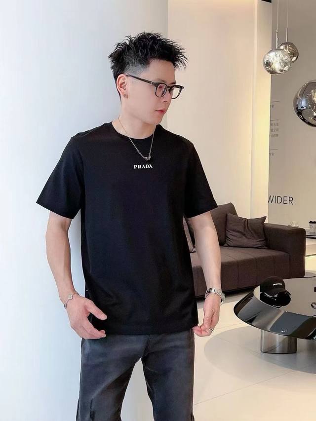 普拉达 短袖系列 季度：2025春夏 颜色：黑色 白色 灰色 尺码: S～Xl 版型：阔版 工艺：图案直喷印胶工艺经典元素与创新 每年必爆的一个款，冰感凉爽触感