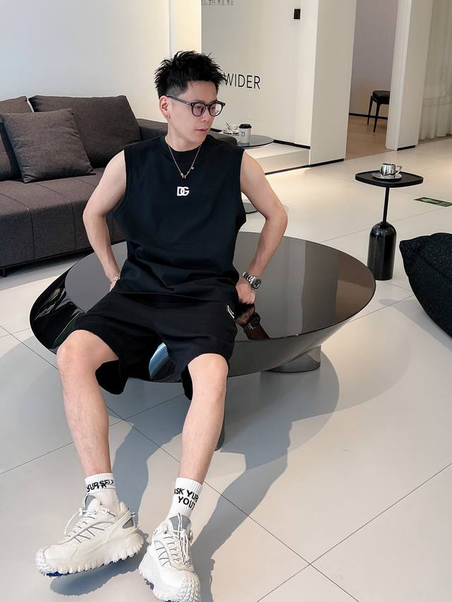 杜嘉班D&G春夏最新爆款背心推荐！男女同款～小红书款产品.胸口心印花设计.色彩炫酷！采用32织双纱240G冰棉面料.舒适有型！1*1加厚螺纹！下摆领口袖口洗水割