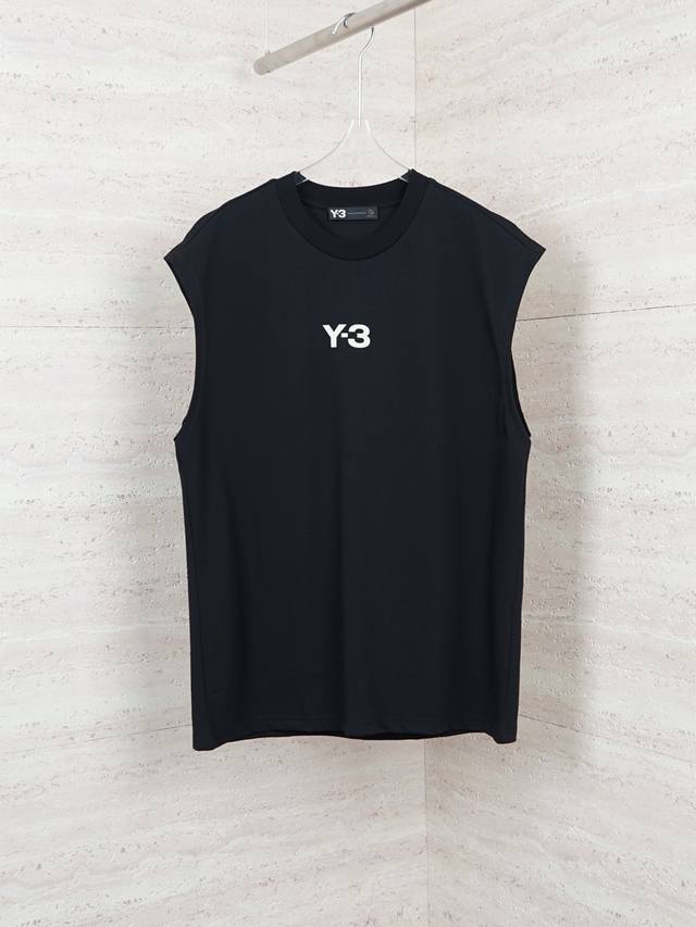 Y3 Yamamoto山本耀司宽松无袖背心，高端版本，采用重磅双纱精梳棉材质，柔软的面料触感，贴身穿着亲肤舒适，设，宽松的版型裁剪，不挑人，时尚百搭又好穿！男女