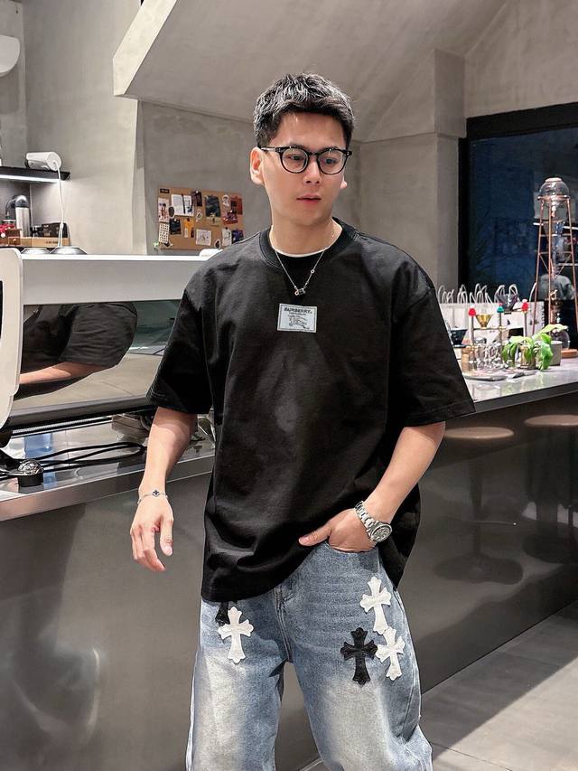 巴宝莉圆领刺绣短袖T恤元素性的刺绣Logo凸显休闲时尚魅力,依然独领时尚风骚260克双纱纯棉。