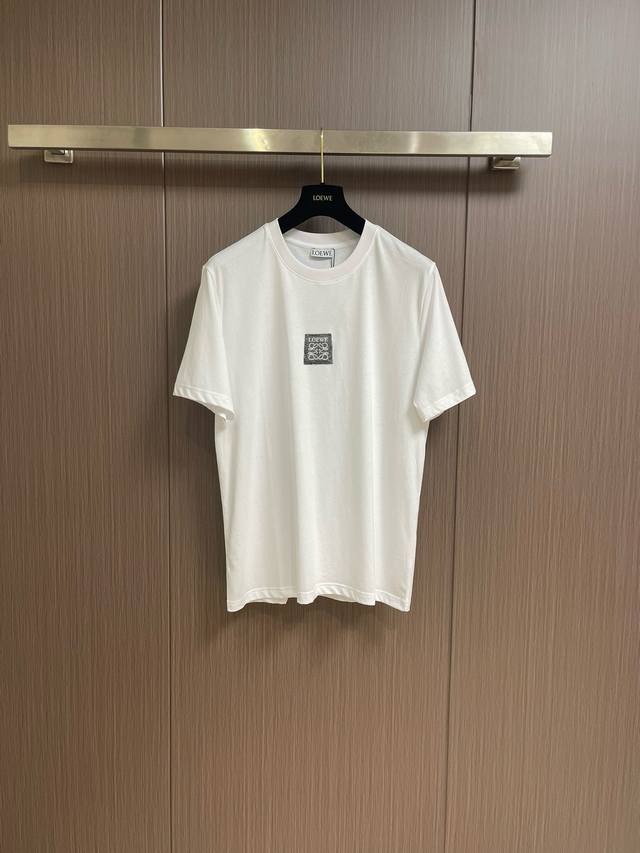 罗意威 2025夏季新款男女同款短袖圆领T恤，极具个性高级风，标志性品牌Logo刺绣工艺设计！定制纯棉面料！一款简约高级的时尚单品，穿搭魅力十分高级不俗的时尚产