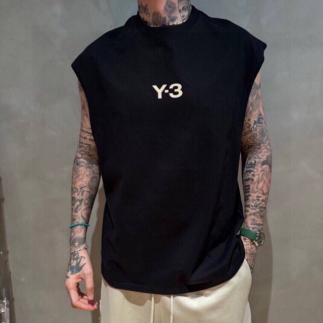 Y3夏季新款背心采用优质面料，超级柔软亲肤！标识植绒印花 设计点缀，内里走线工整细致，上身时尚潮流！高端百搭款，品质可见！码数：S-Xl 颜色：黑，白