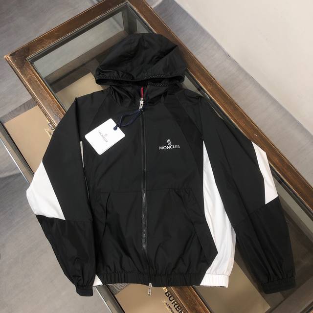 新款上架 Moncler 蒙口 春秋冬季新款，黑白拼色风衣连帽夹克！经典胸口标志点缀设计.背部字母印花 ～让整体更具潮流感，舒适，亲肤，透气好，平时通勤休闲都很