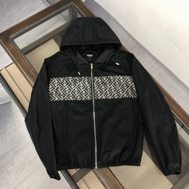 秋冬季加厚款风衣夹克外套，爆款Fendi 芬迪 官网新款，三层加厚防风防水风衣夹克首发，第二层采用定制进口记忆防水面料打造 追求高端的风范，手感柔软度极佳 ，版