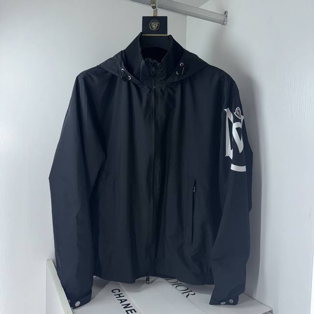 Moncler 蒙口 夹克 风衣 外套！上身柔软舒适，防风防雨并且超级轻盈！手臂印有最新品牌印花～款式更是时尚有型，拉链刻有 Logo ，各种细节凸显品质！春秋