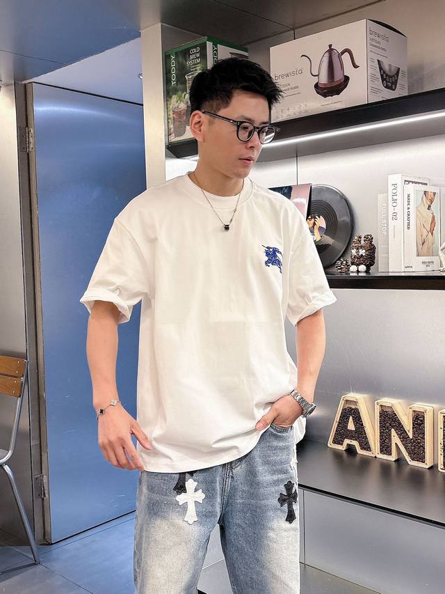 巴宝莉 圆领刺绣短袖T恤元素性的刺绣Logo凸显休闲时尚魅力,依然独领时尚风骚260克双纱纯棉 客供高支弹力纯棉面料,平整匀称的针织轻薄清爽,柔软舒适,透气性极