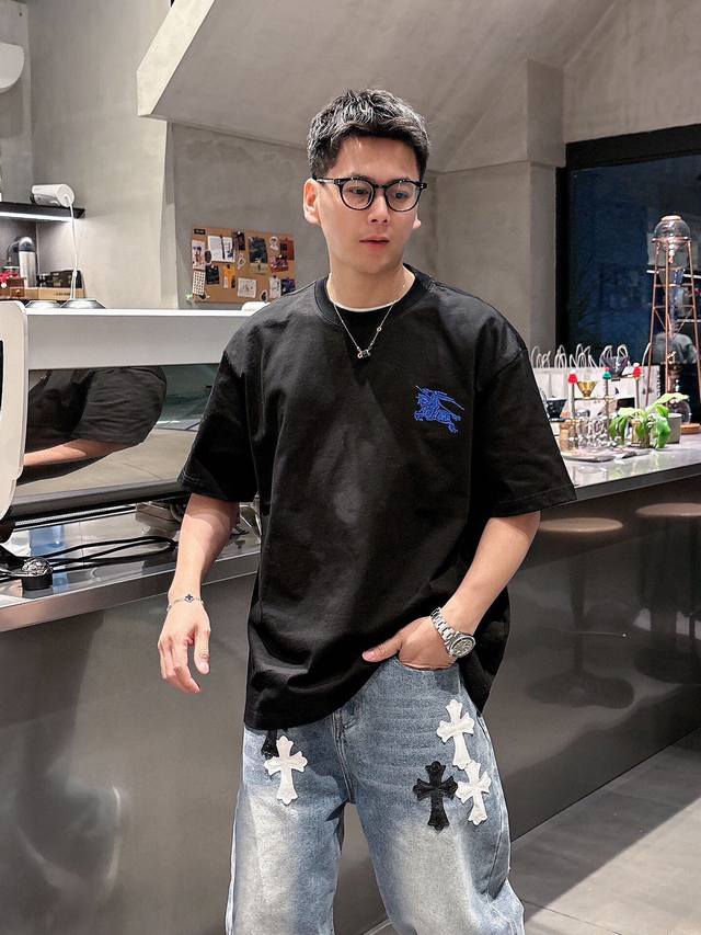 巴宝莉 圆领刺绣短袖T恤元素性的Logo徽章凸显休闲时尚魅力,依然独领时尚风骚 客供高支弹力纯棉面料,平整匀称的针织轻薄清爽,柔软舒适,透气性极佳.简洁而富有独