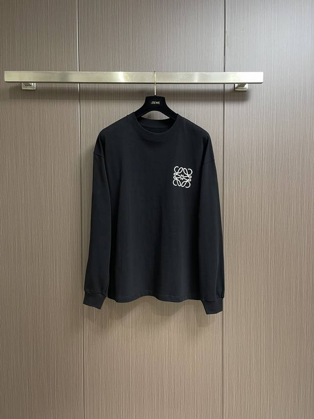 Loewe 罗意威 新款圆领印花打底长袖T恤，定制全棉材质 亲肤柔软 弹力十足 圆领长袖裁剪 领口平纹包边 舒适有弹力 胸前品牌Logo印花 彰显格调 宽松长款